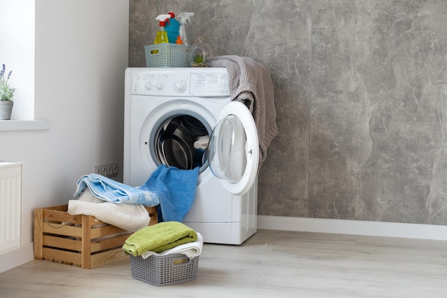 Lavandería de lujo contemporánea en un apartamento a estrenar en color blanco.