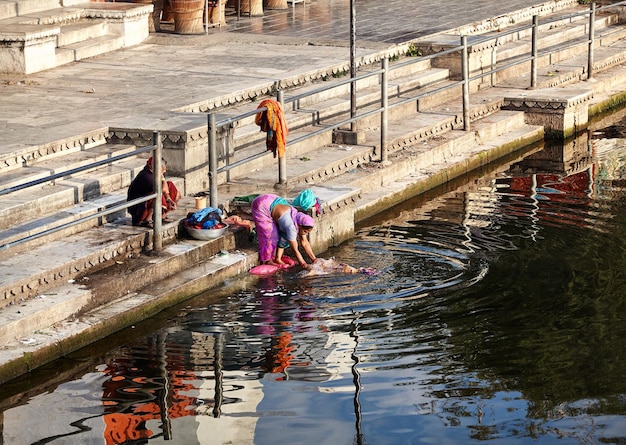 Lavanderia na margem do rio na Índia