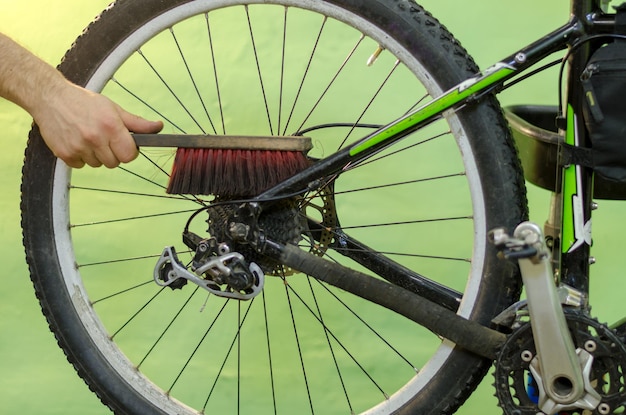 Lavando la bicicleta en el taller Cepillo en mano mecánico