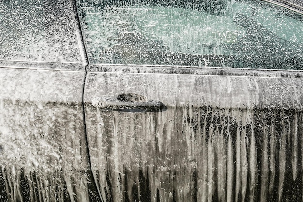 Lavando o carro com espuma de perto