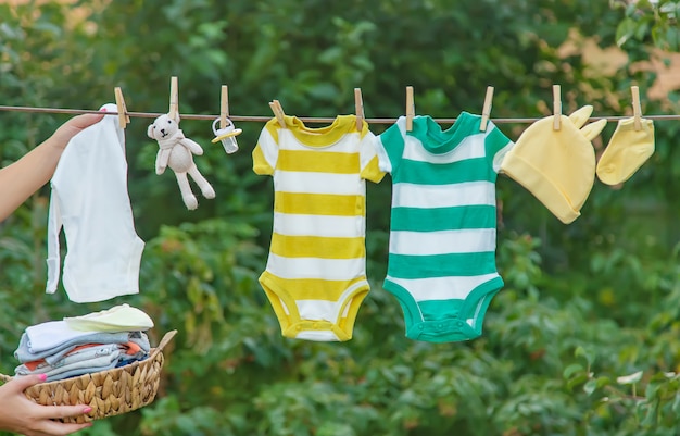 Lavando la ropa del bebé, la ropa se seca al aire libre