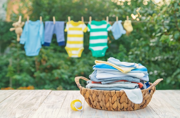 Lavando la ropa del bebé, la ropa se seca al aire libre