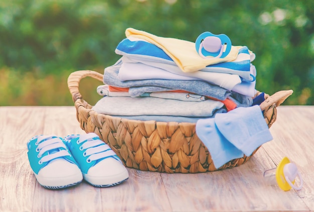 Lavando la ropa del bebé, la ropa se seca al aire libre