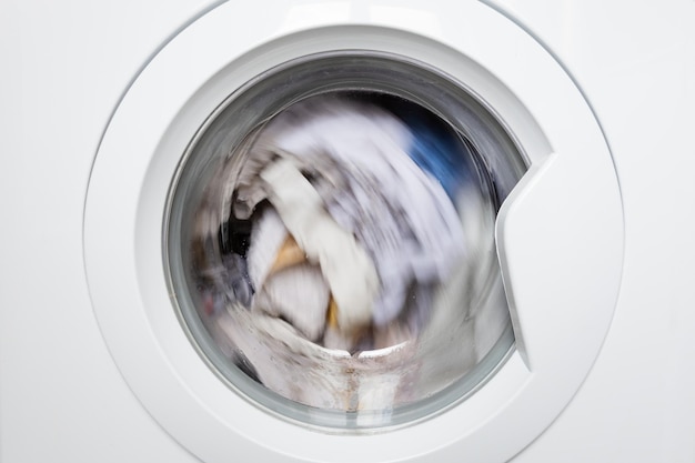 Foto lavando roupas girando na vista frontal do tambor da máquina