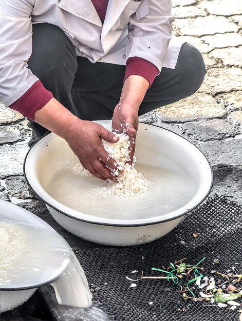 Foto lavar el arroz con agua