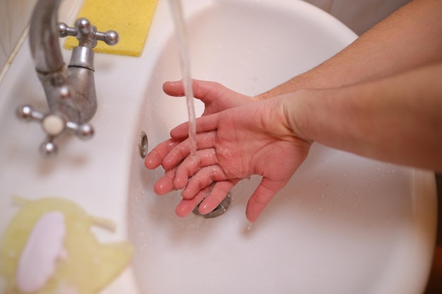 Lavar as mãos com água e sabão para prevenir o coronavírus Lavar as mãos