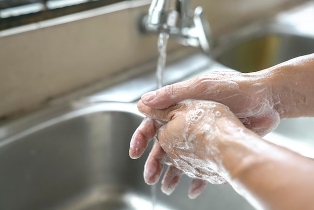 Lavar as mãos esfregando com sabão Prevenção do conceito de higiene de espalhar coronavírus ou germes