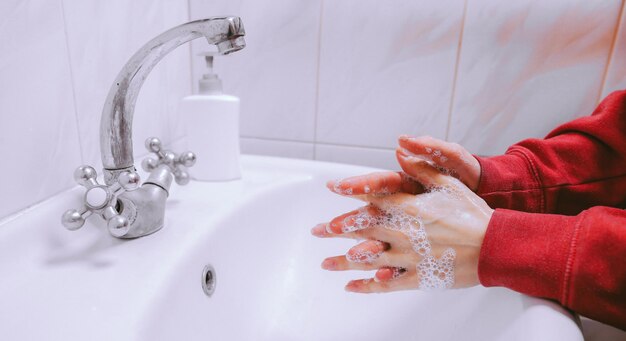 Lavar as mãos esfregando com sabonete para processamento de fotos vintage de prevenção de coronavírus
