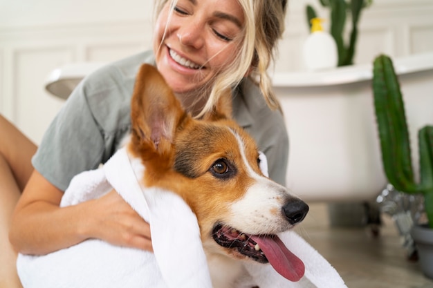 Foto lavar cachorro de estimação em casa