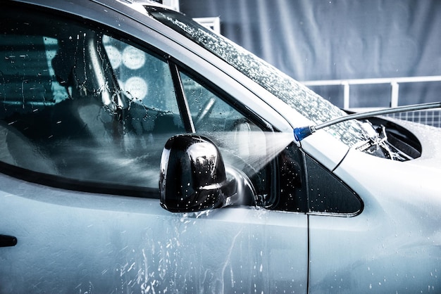 Lavar el coche con jabón. Cierre el concepto de coche limpio en el lavado de coches.