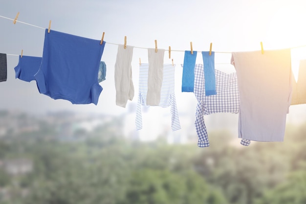 Lavar e limpar roupas. Mídia mista