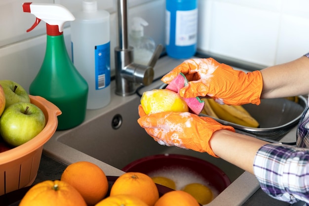 Foto lavar frutas en la cocina con agua y jabón