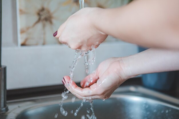 lavar las manos de mujer en el baño