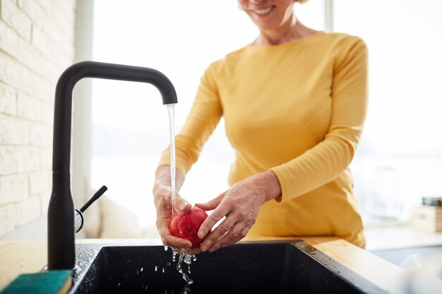 Lavar la manzana con agua del grifo