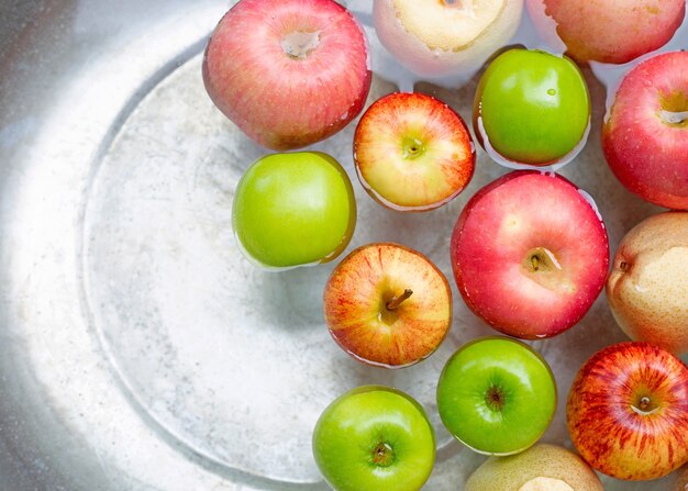 Lavar manzanas frescas en el agua