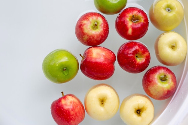 Lavar manzanas frescas en el agua