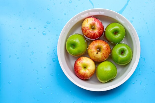 Lavar manzanas frescas en el agua