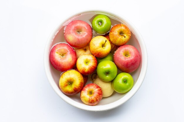 Lavar manzanas frescas en el agua