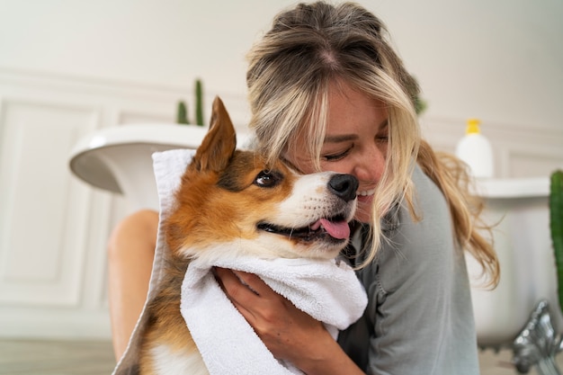 Foto lavar perro mascota en casa