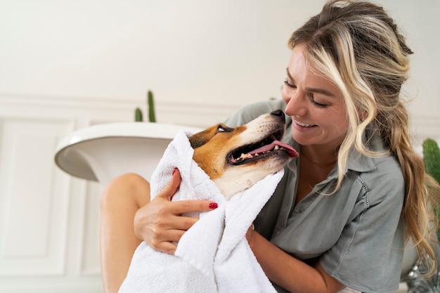 Foto lavar perro mascota en casa