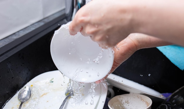 Foto lavar pratos por mãos femininas