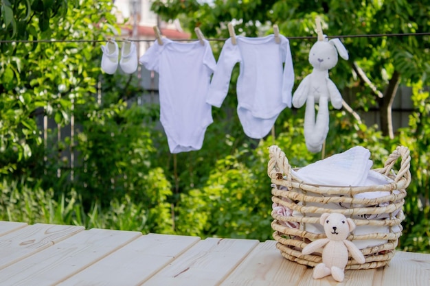 Lavar la ropa de bebé La ropa de cama se seca al aire libre Enfoque selectivo