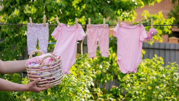 Foto lavar la ropa de bebé la ropa de cama se seca al aire libre enfoque selectivo