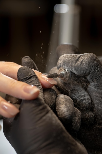 Lavar la superficie de la uña antes de aplicar recubrimientos de gel El trabajo de un maestro de manicura.