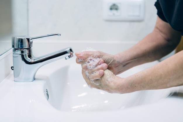 Lavarse las manos con agua caliente y jabón.