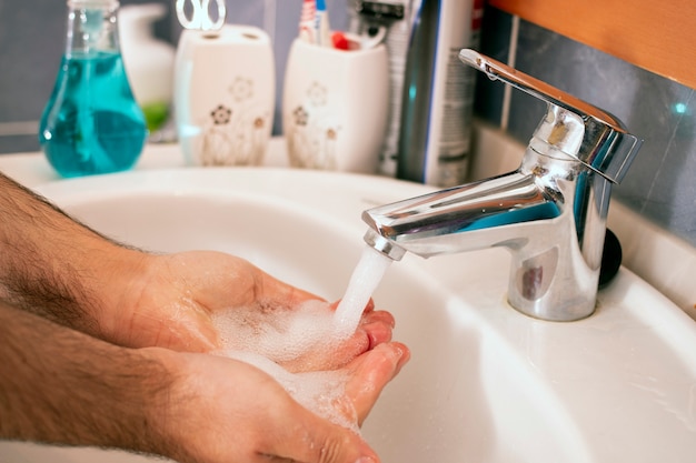 Lavarse las manos en el baño