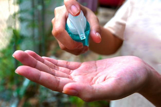 Foto lavarse las manos con gel de alcohol. prevenir la propagación de gérmenes y bacterias y evitar infecciones corona virus