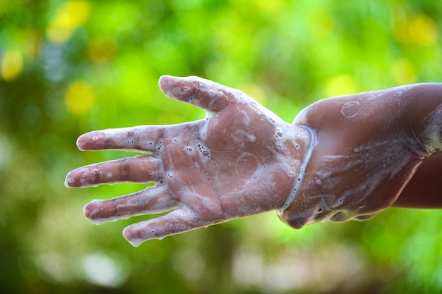 Lavarse las manos con jabón concepto de limpieza y cuidado corporal