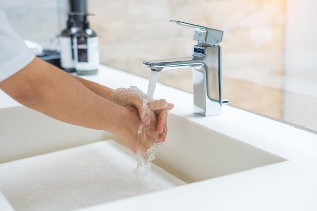 Lavarse las manos con jabón líquido y agua del grifo Concepto antiséptico de higiene personal y atención médica