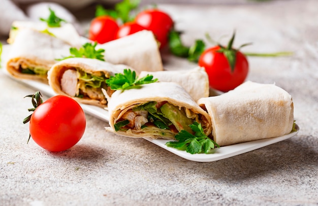 Lavash Brötchen mit Hähnchen und Gemüse