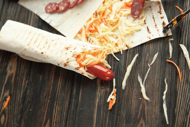 Lavash con chorizo y verdurasfoto con espacio de copia