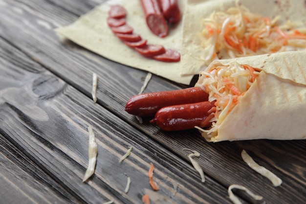 Lavash mit geräucherter Wurst und Kohlfoto mit Kopierraum