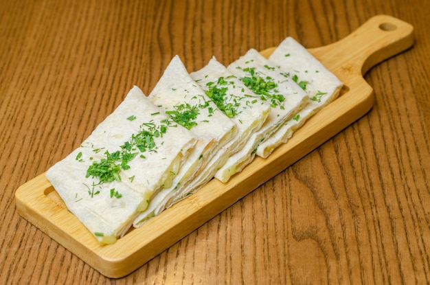 Lavash mit Käse und Gemüse