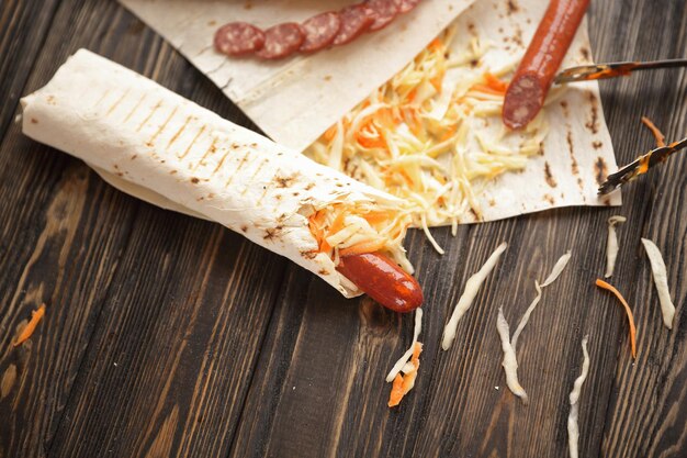 Lavash mit würziger Wurst und Gemüsefoto mit Kopierraum