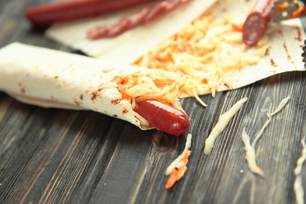 Lavash mit würziger Wurst und Gemüsefoto mit Kopierraum