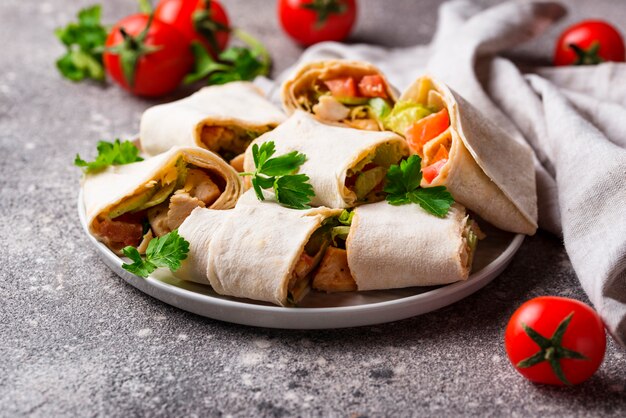 Lavash rola com frango e legumes