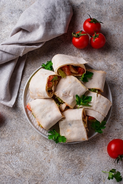 Lavash rola com frango e legumes