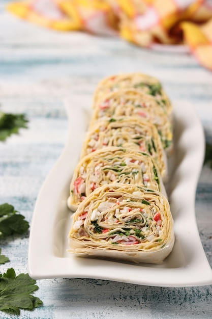 Lavash Roll mit Krabbenstangen und Käse