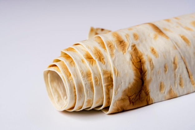 Lavash rolou sobre um fundo branco fino pão oriental tradicional pão sírio armênio