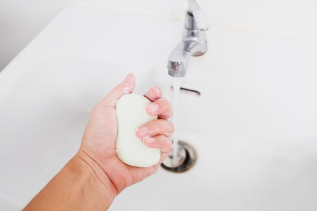 Lávate las manos con jabón y agua