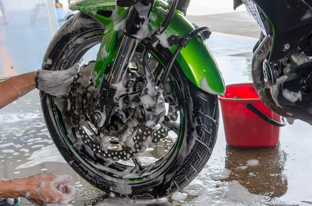 Lave a motocicleta no lava-rápido.