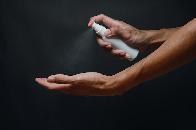 Foto lave as mãos com spray desinfetante