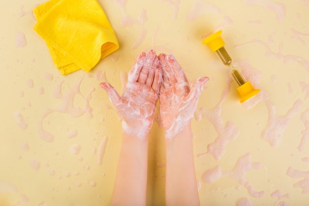 Foto lave as mãos conceito lavando as mãos em casa coronavirus conceito criança mãos em espuma em amarelo de alta qual ...