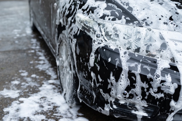 Lave su automóvil con jabón para ayudar a preservar el color de su automóvil.