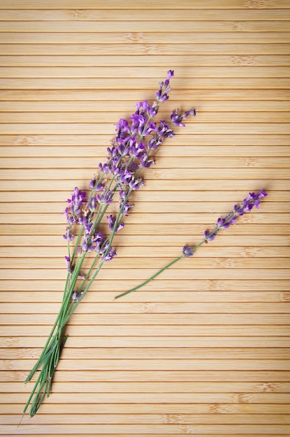 Lavendel auf Holzstruktur. Gestaltungselement.