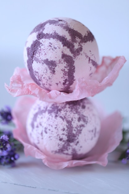 Lavendel-Badebomben. Bombe für ein Bad mit Lavendelextrakt. Bio-Naturkosmetik-Konzept